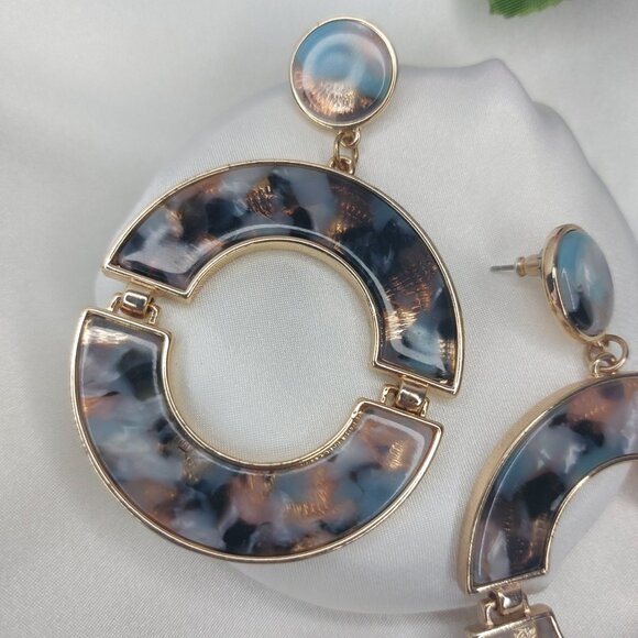 Large Gold Tone Hoop Swing Earrings Dangle Tortise Shell Blue Pink - Picture 6 of 7